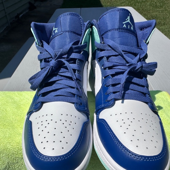 Size 9.5 - Nike Air Jordan 1 Mid Mystic Mens Navy Mint White Sneaker 554724-413 - Picture 5 of 16